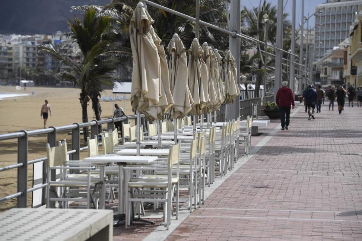 12-06-19 LAS PALMAS DE GRAN CANARIA. PLAYA DE LAS CANTERAS. LAS PALMAS DE GRAN CANARIA. METEOROLOGIA. Playa de Las Canteras. Fotos: Juan Castro. | 12/06/2019 | Fotógrafo: Juan Carlos Castro 12-06-19 LAS PALMAS DE GRAN CANARIA. PLAYA DE LAS CANTERAS. LAS PALMAS DE GRAN CANARIA. METEOROLOGIA. Playa de Las Canteras. Fotos: Juan Castro. | 12/06/2019 | Fotógrafo: Juan Carlos Castro