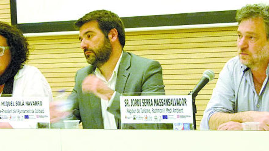 Mireia Monfort, consellera de Turisme del consorci; Miquel Solà, alcalde; i Jordi Serra, regidor de Turisme