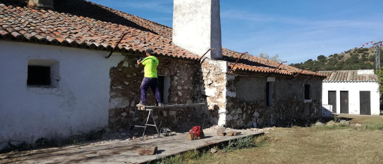 Se han saneado los muros de la casa anexa y las humedades de la ermita.