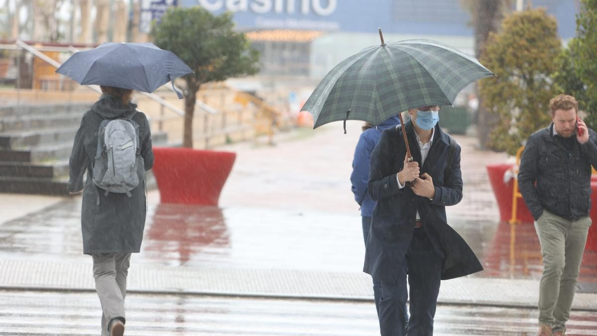 La lluvia cae con fuerza sobre una Alicante en alerta naranja