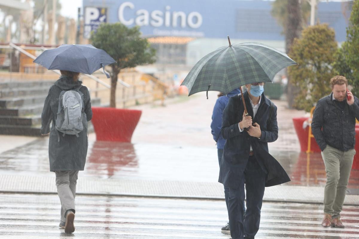 La lluvia cae con fuerza sobre una Alicante en alerta naranja