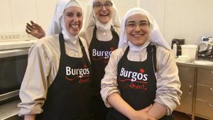 Varias de las monjas clarisas de Belorado en el obrador de su convento de Burgos.