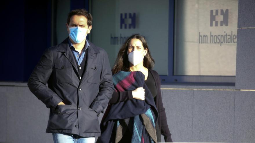 Malú y Rivera, a su llegada al hospital