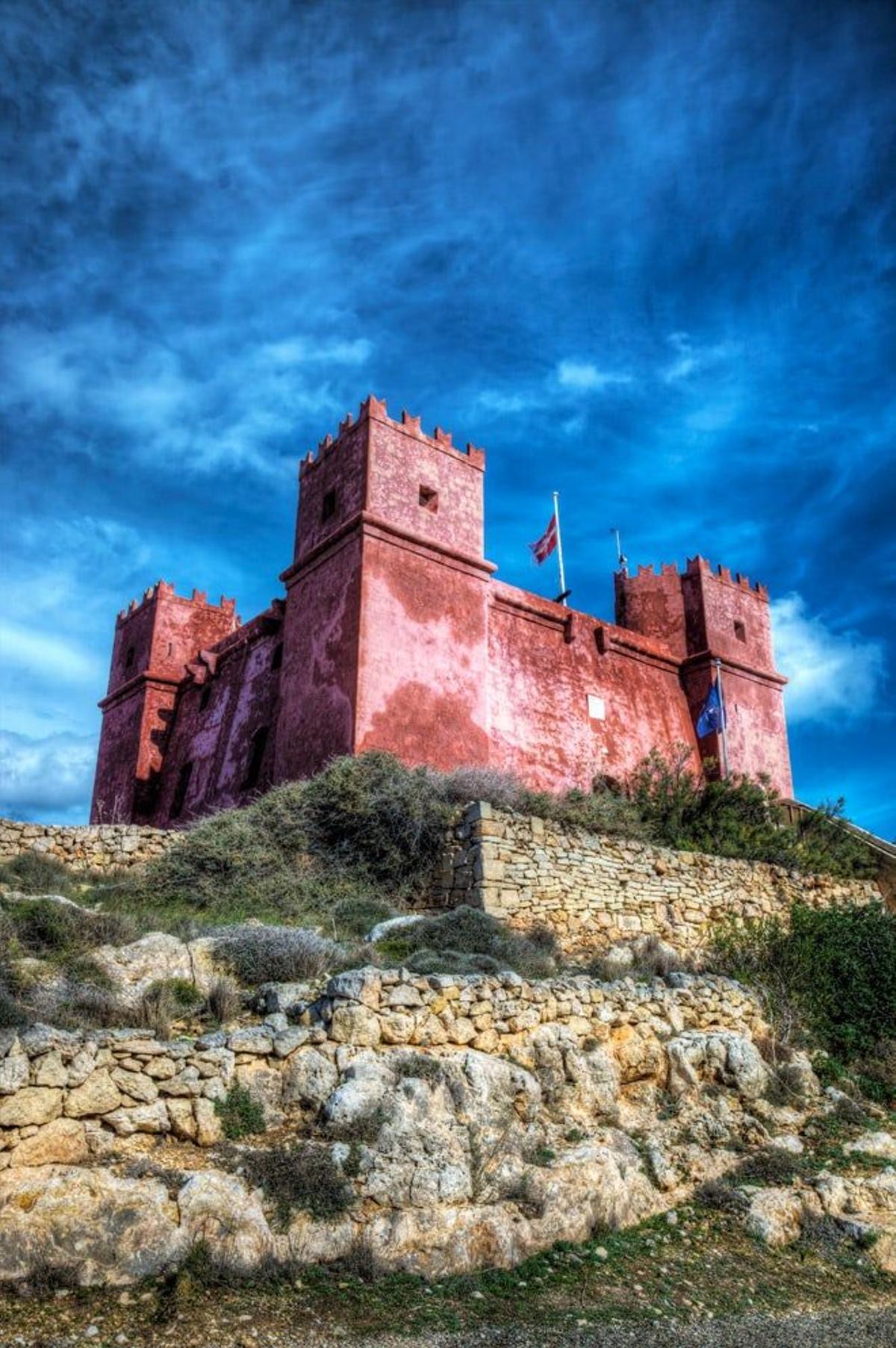 La Torre Roja, construida en 1649, formaba parte del cinturón defensivo que unía La Valeta y Gozo.