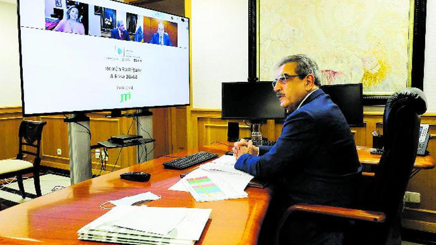 Román Rodríguez, vicepresidente del Gobiero de Canarias y consejero de Hacienda, ayer, durante la celebración del encuentro digital.