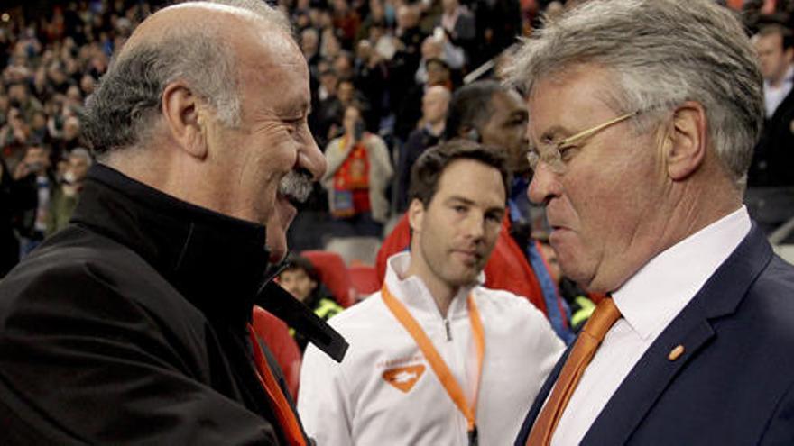 Hiddink saluda a Del Bosque antes del partido.