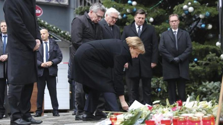 Angela Merkel visita el lugar del atentado