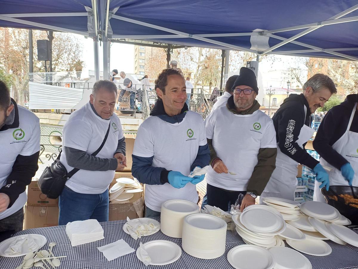 El Paseo de San Francisco de Badajoz acoge la XIII edición de las Migas Solidarias.
