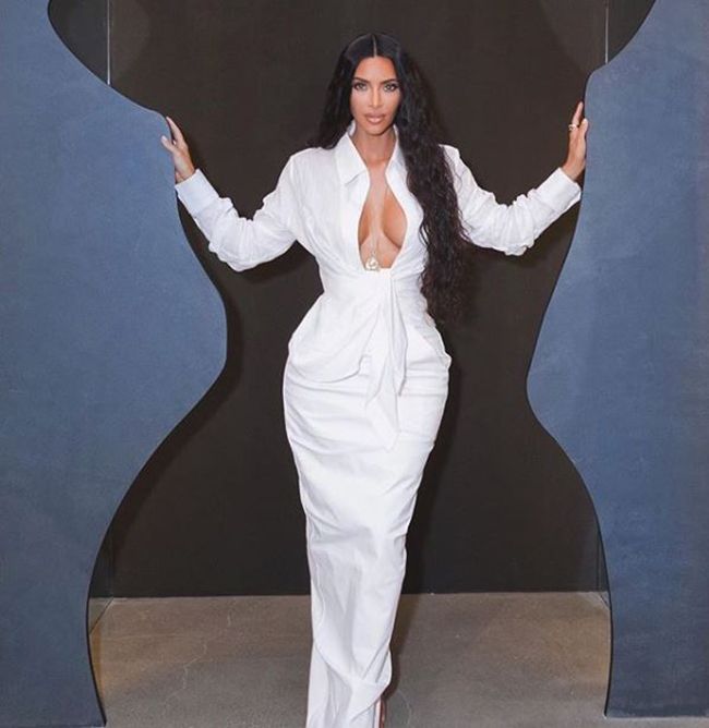 Kim Kardashian promocionando su perfume