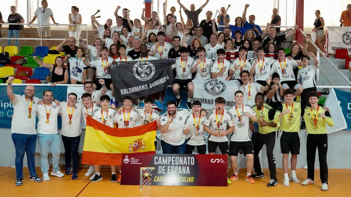 El Dominicos celebra la victoria en la final del Campeonato de España.