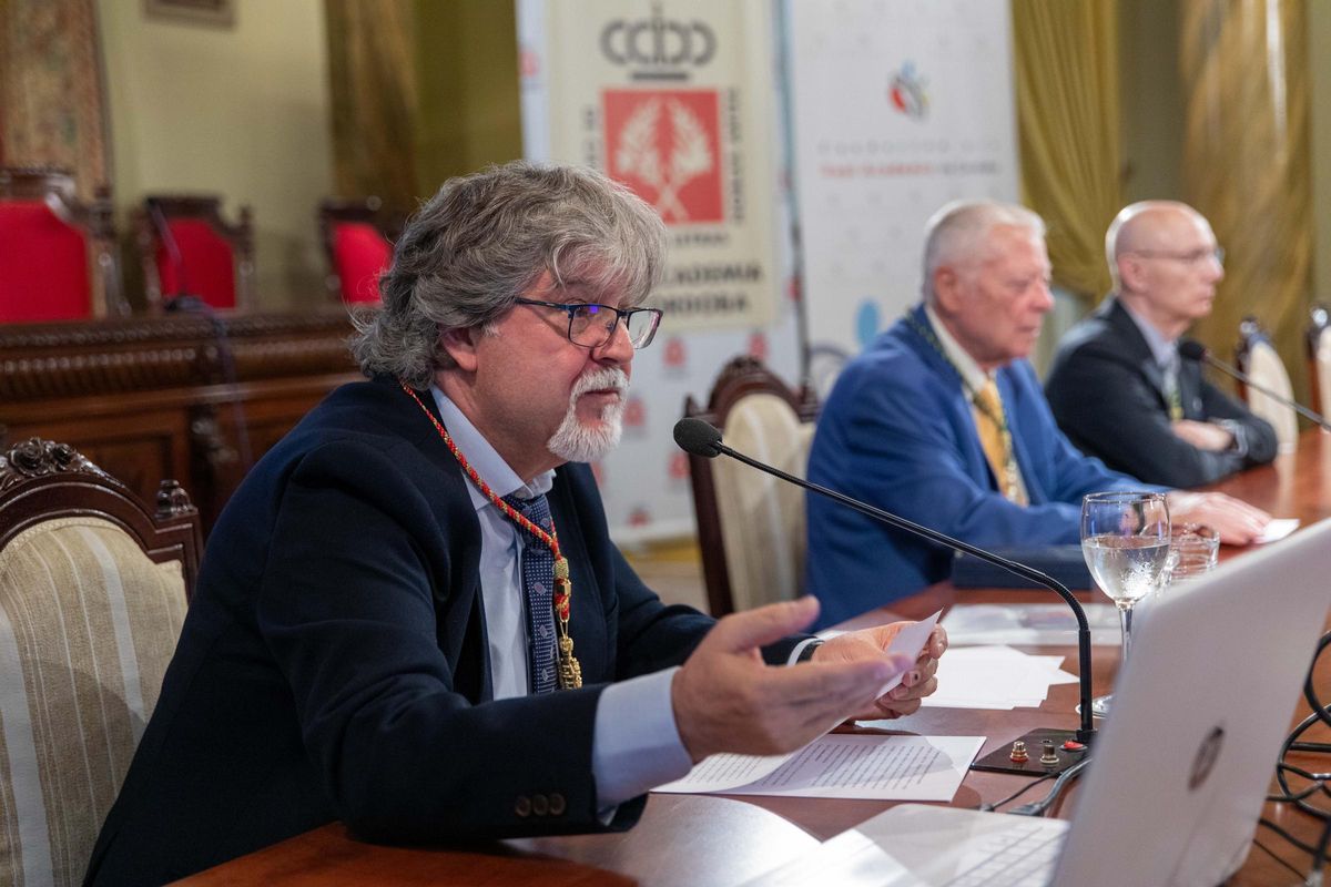 Francisco A. Carrasco evoca la figura de Rafael Mir como cuentista en la Real Academia de Córdoba.