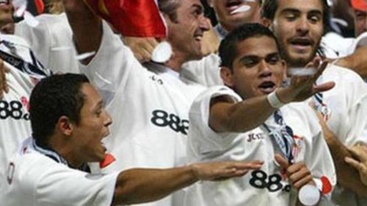 Dani Alves, celebrando la UEFA con el Sevilla