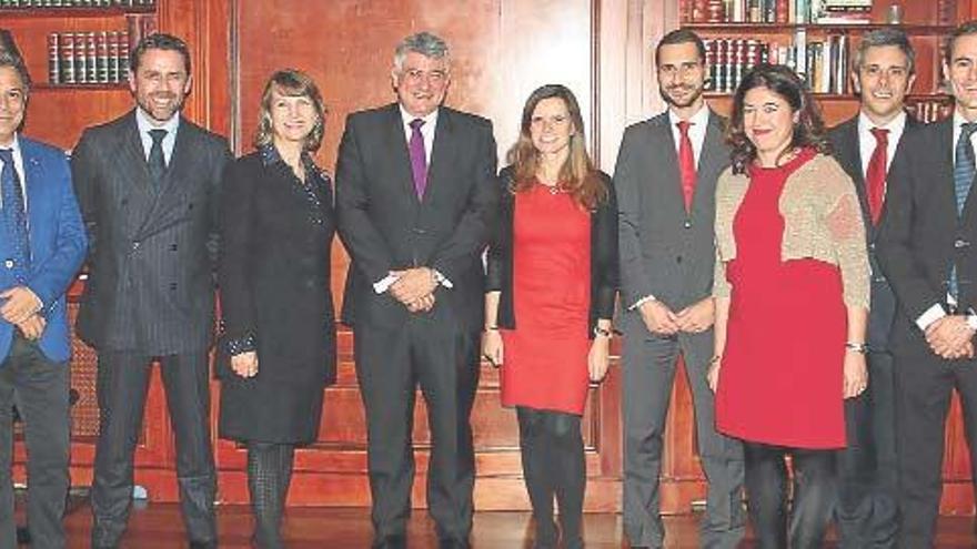 Los representantes de General Motors España junto a los directivos de Editorial Prensa Ibérica y del Grupo Godó-La Vanguardia en el cierre de la votación del Premio Coche del Año de los Lectores