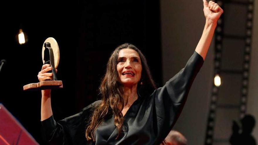 Ángela Molina recogiendo el premio &quot;Almería Tierra de Cine&quot;, en 2015.