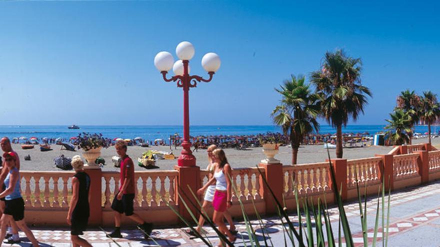 Varios turistas pasean por Benalmádena.