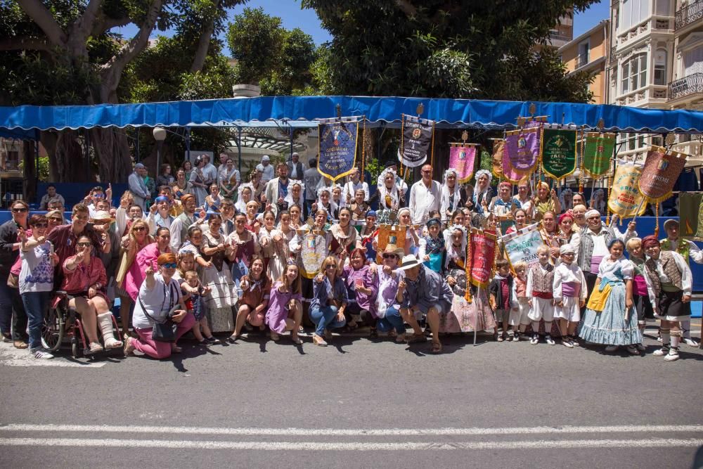 El Desfile de Entrega de Premios culmina con la entrega de más de 600 galardones a hogueras y barracas