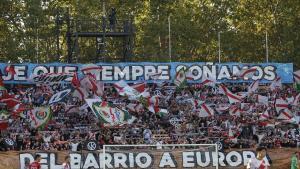 Fotografía de Juanjo Martín, en la que puede verse en una imagen de archivo del 2 de octubre 2025 a aficionados del Rayo Vallecano, durante un partido.