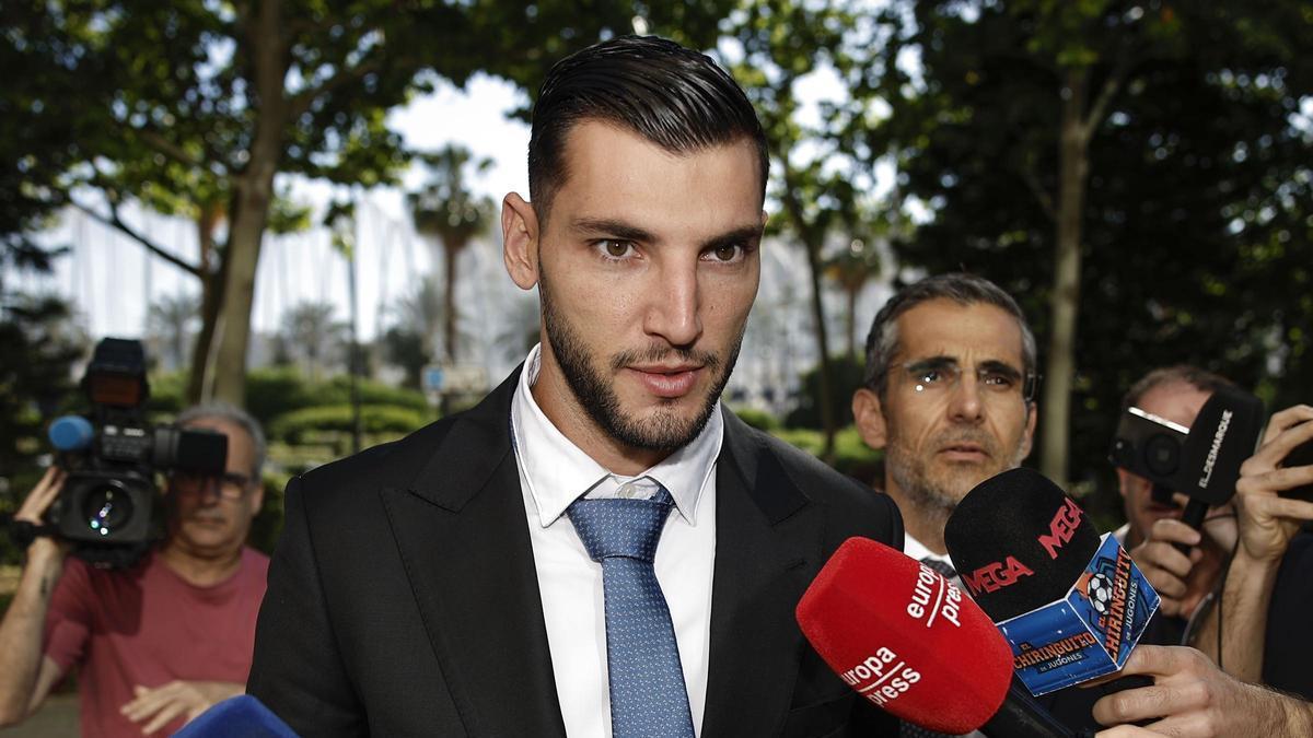 El Sevilla cede al delantero Rafa Mir al Aris de Salónica