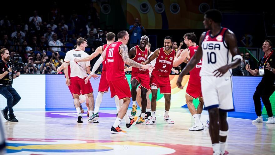 Los jugadores de Alemania celebran sobre la pista la victoria sobre EEUU