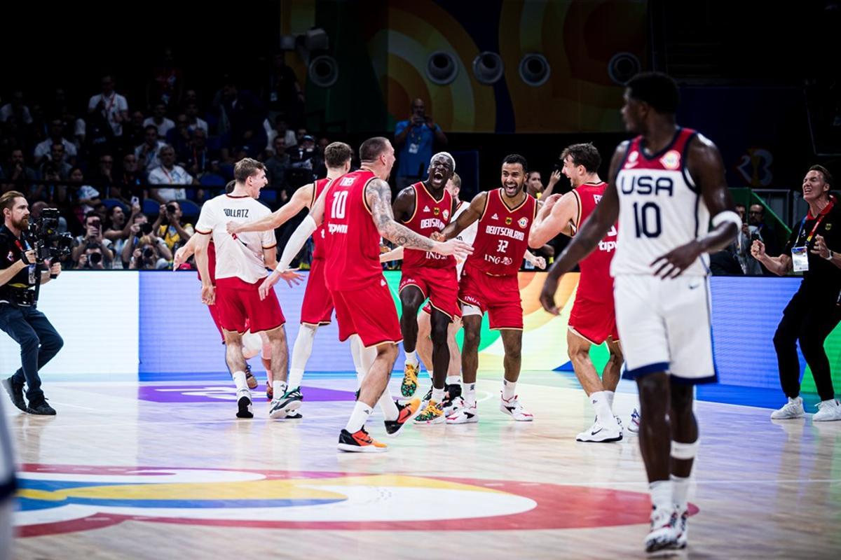 Los jugadores de Alemania celebran sobre la pista la victoria sobre EEUU