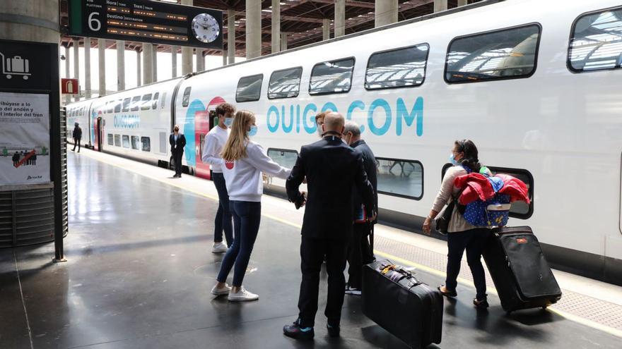Un tren de Ouigo en la estación de Atocha, en Madrid.