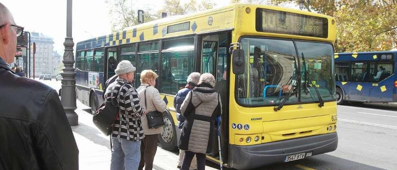 Usuarios del bus urbano en la parada de la Alameda. // Iñaki Osorio