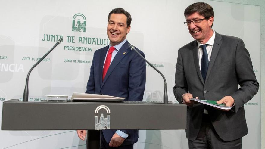 El presidente de la Junta de Andalucía, Juanma Moreno, junto con el vicepresidente, Juan Marín