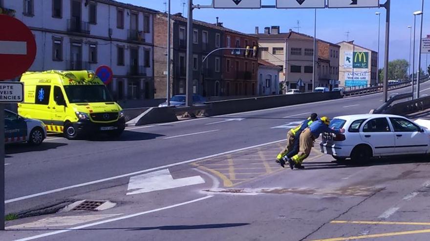 Un cotxe s&#039;accidenta davant del parc de Bombers de Manresa