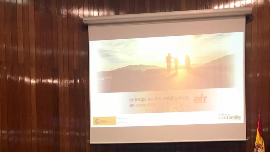 Atencia y Lara en la entrega del certificado EFR en conciliación