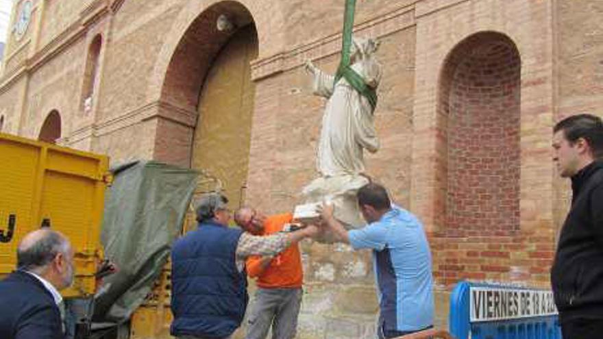 Imagen de las tareas de retirada de la escultura ayer.