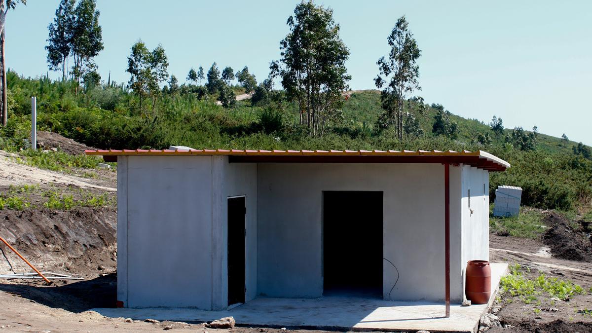 Primer plano de las instalaciones que se están construyendo en el monte de Coaxe