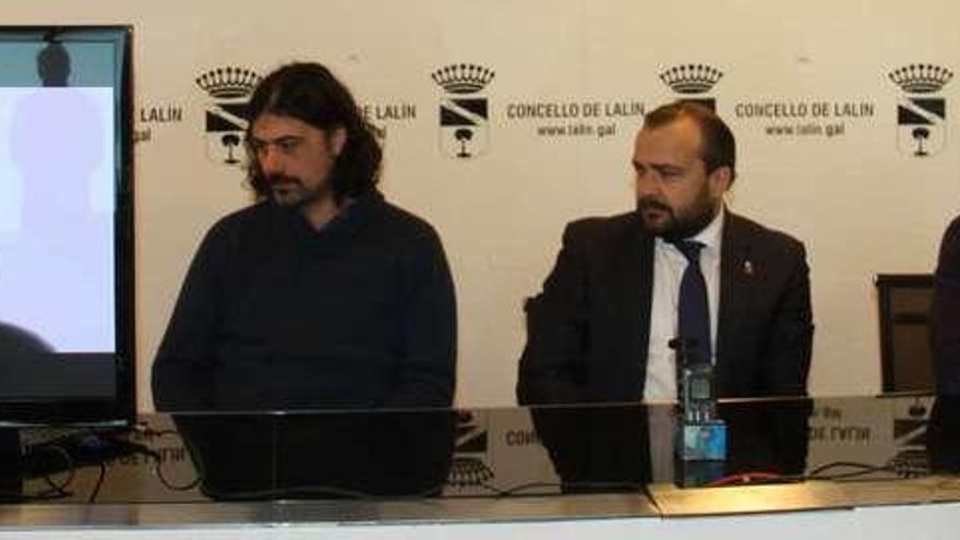 Anxo Álvarez, Rafael Cuiña, Nicolás G. Casares y Fernando García presentaron ayer en el consistorio el vídeo de la campaña de empadronamiento.