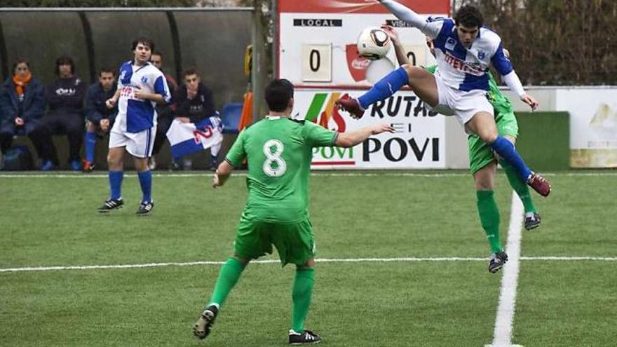 El medio del Tuilla Manu Montal trata de controlar el balón entre dos jugadores del Covadonga.