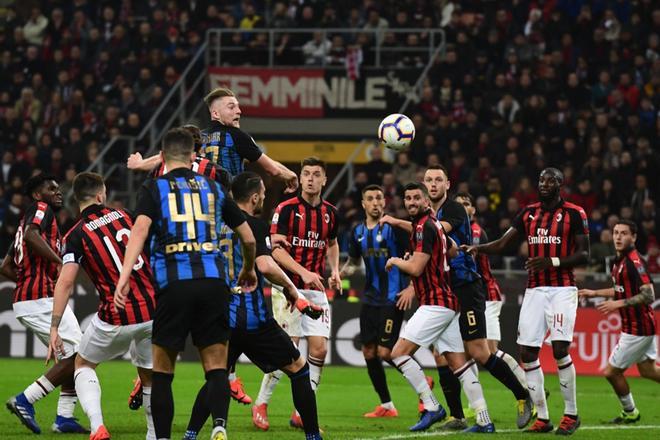 Milan Skriniar del AC Milan remata de cabeza durante el partido de la Serie A entre el AC Milan y el Milan en el Estadio Giuseppe Meazza en Milan.