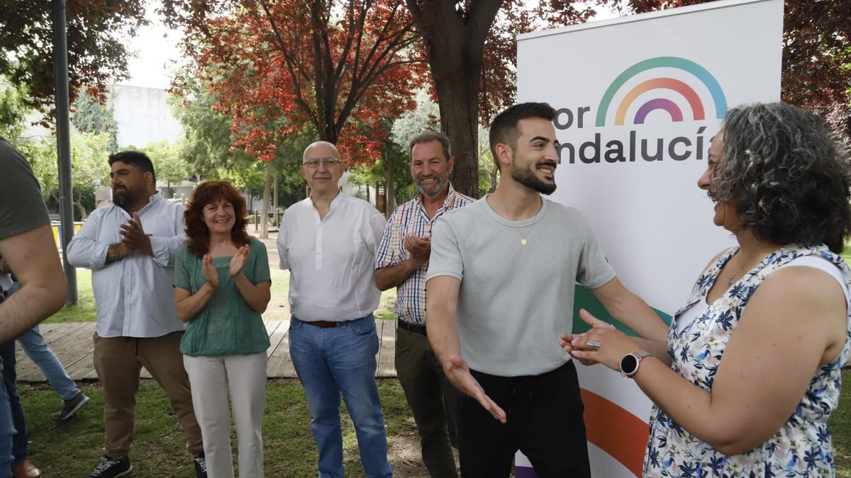 El número 1 de Por Andalucía, José Manuel Gómez, saluda a la número 2, Rosa María Rodríguez.