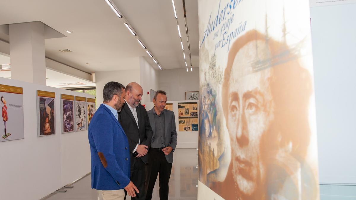 El director general de Patrimonio Cultural, Pablo Braquehais (c), junto al director de la Biblioteca Regional, Juan José Lara (d), y el director de la Feria del Libro de Murcia, Jesús Boluda.