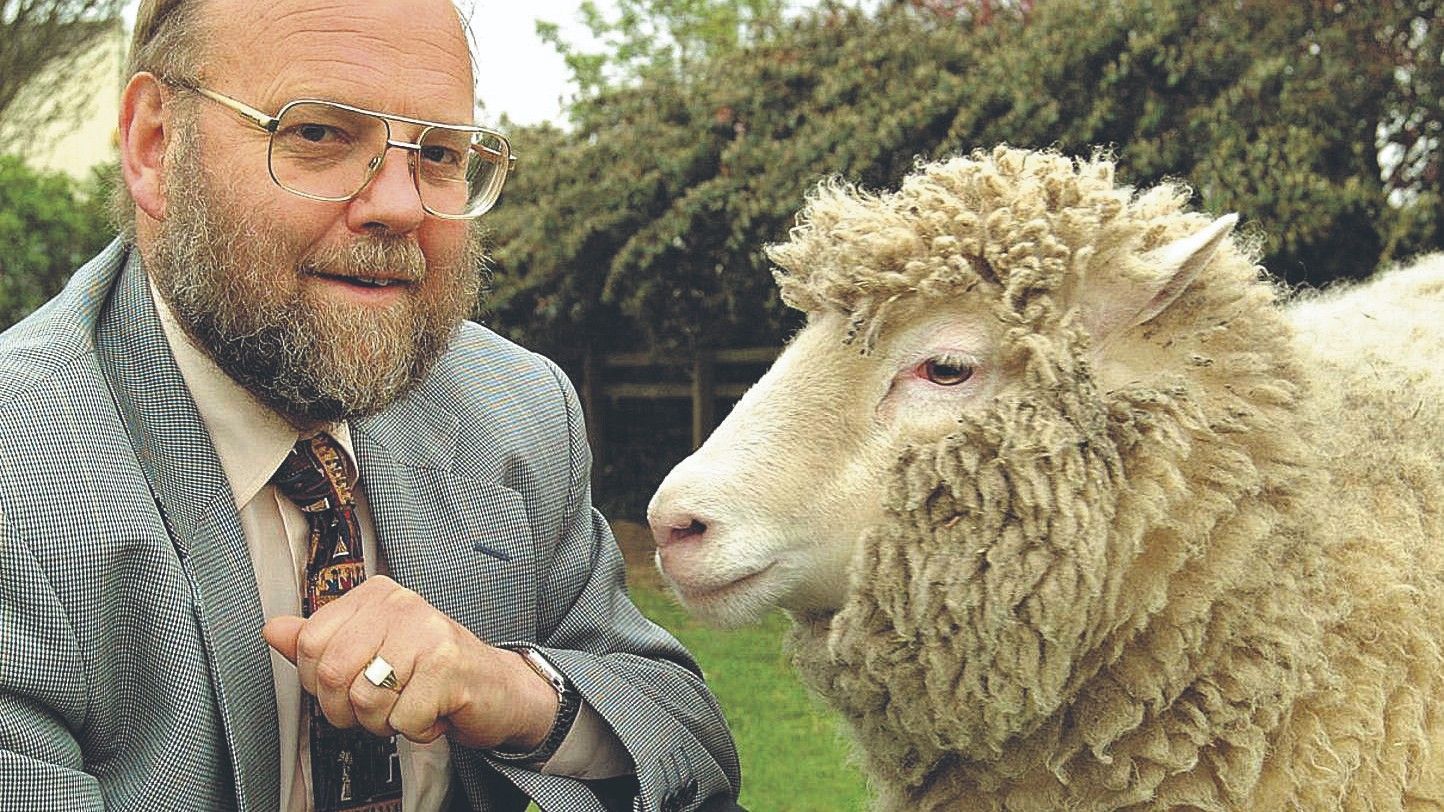 El profesor Ian Wilmut, con la oveja ‘Dolly’, en 1997
