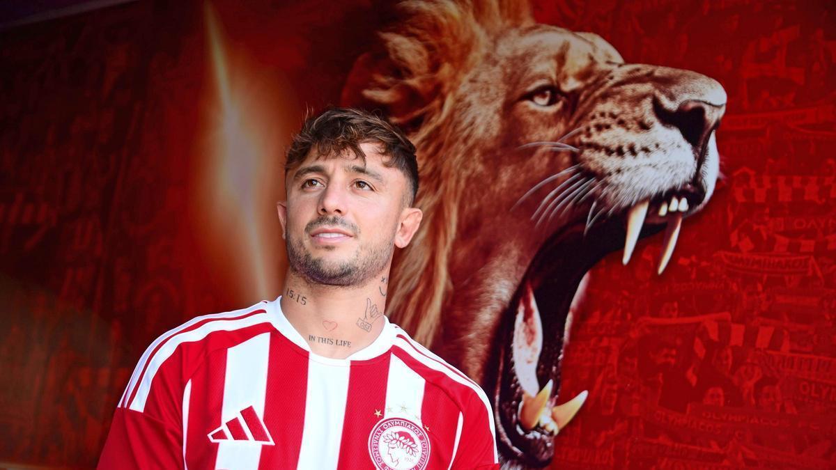 Maffeo posa con la camiseta del Olympiacos