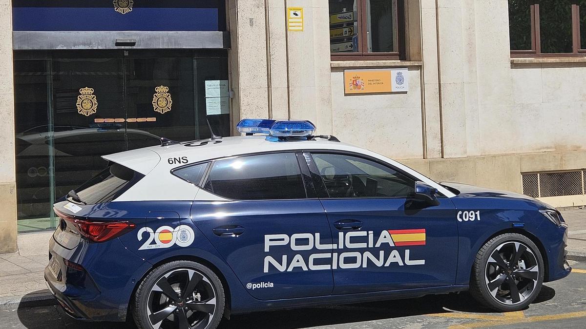 Coche de la Policía Nacional frente a una comisaría en Murcia