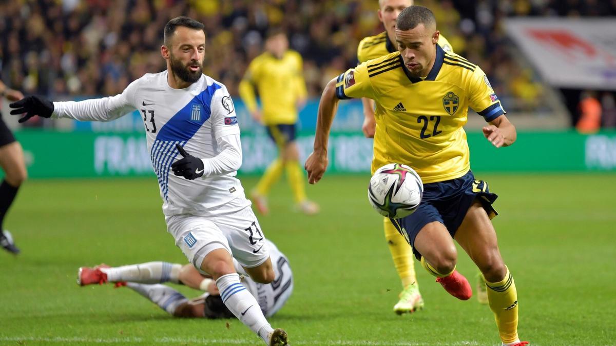 El griego Manolis Siopis y el sueco Robin Quaison pugnan por el balón.