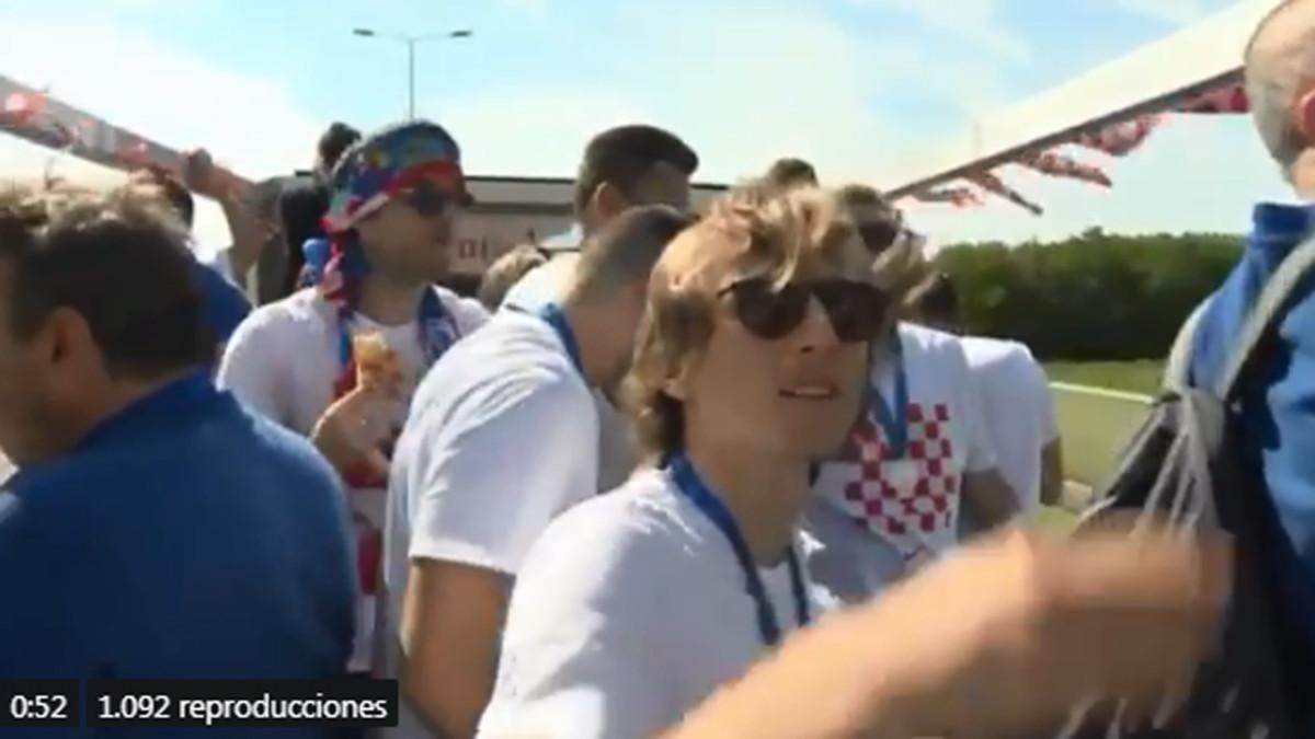 Luka Modric, en el autocar que trasladó a la selección de Croacia a la llegada a su país