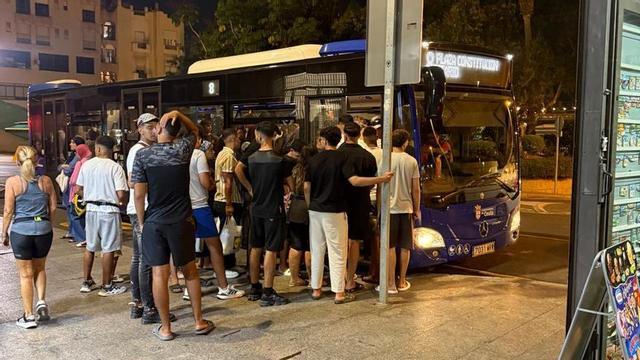 Un grupo de migrantes, tratando de subir a un autobús anoche