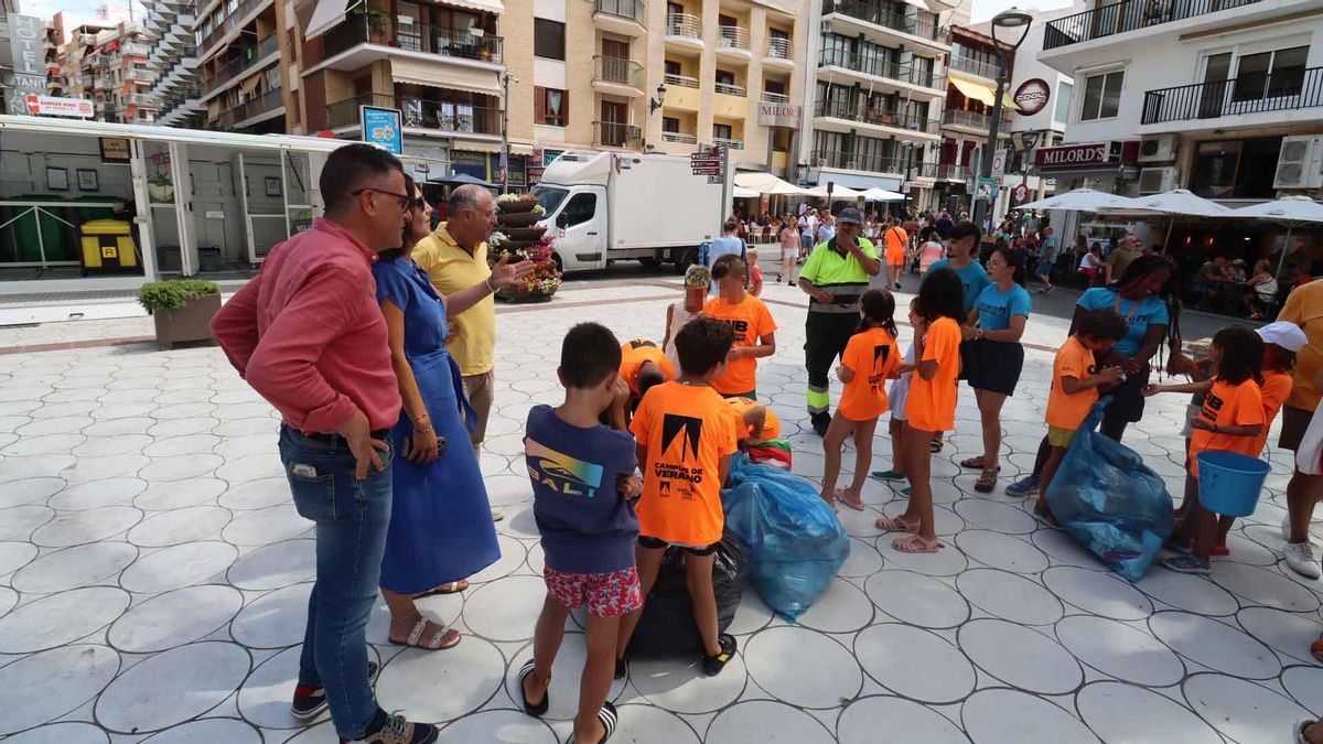 Los pequeños de la escuela del Club Náutico ayudan en la recogida