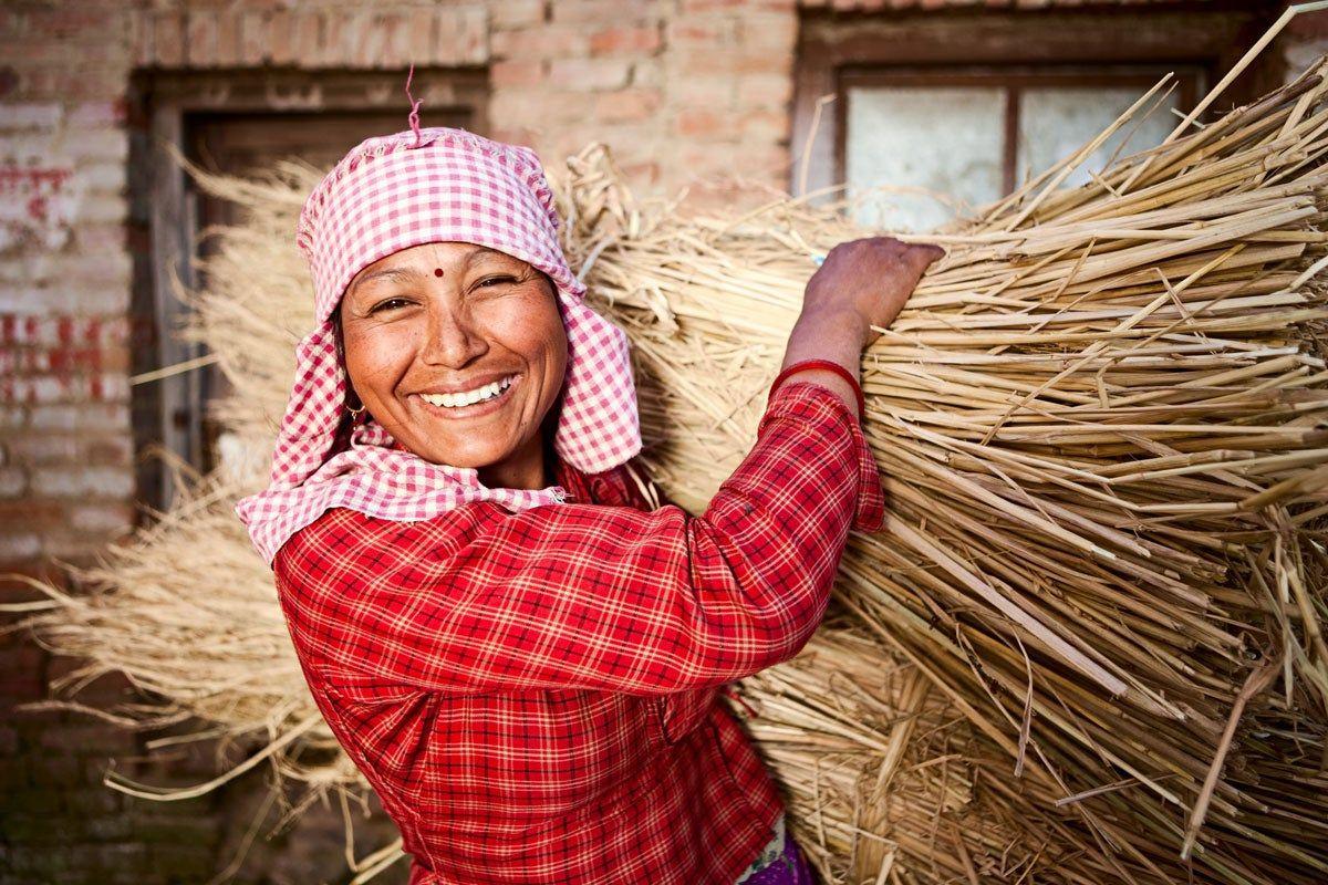 Mujer cargando heno en Bhaktapur, Nepal