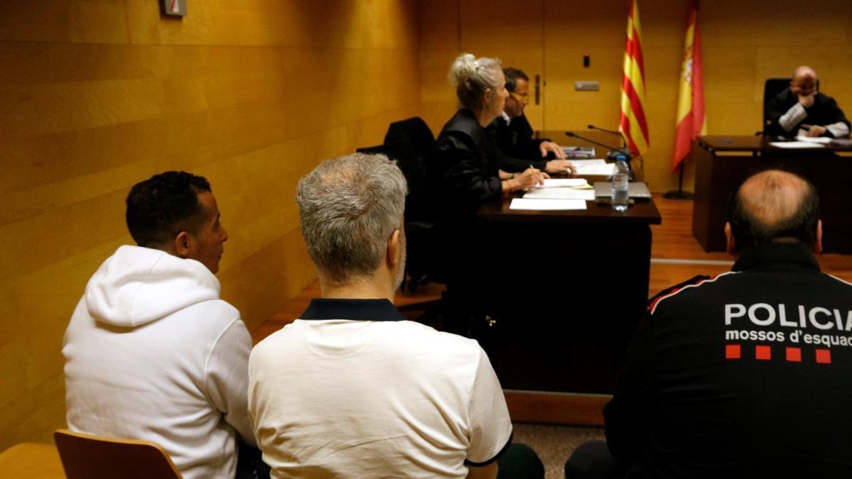 A l'esquerra, l'acusat de fer que un gos de raça potencialment perillosa ataqués un home a Empuriabrava.