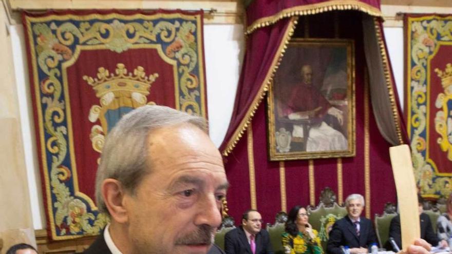 Wenceslao López, en su conferencia, con una tarjeta en la mano.