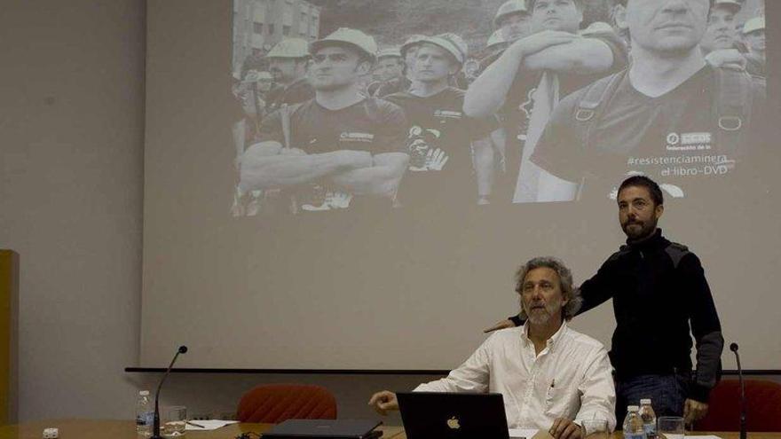 Merino, de pie, junto a Javier Bauluz, en la presentación en Gijón del libro y el DVD que aportaron financiación al proyecto.