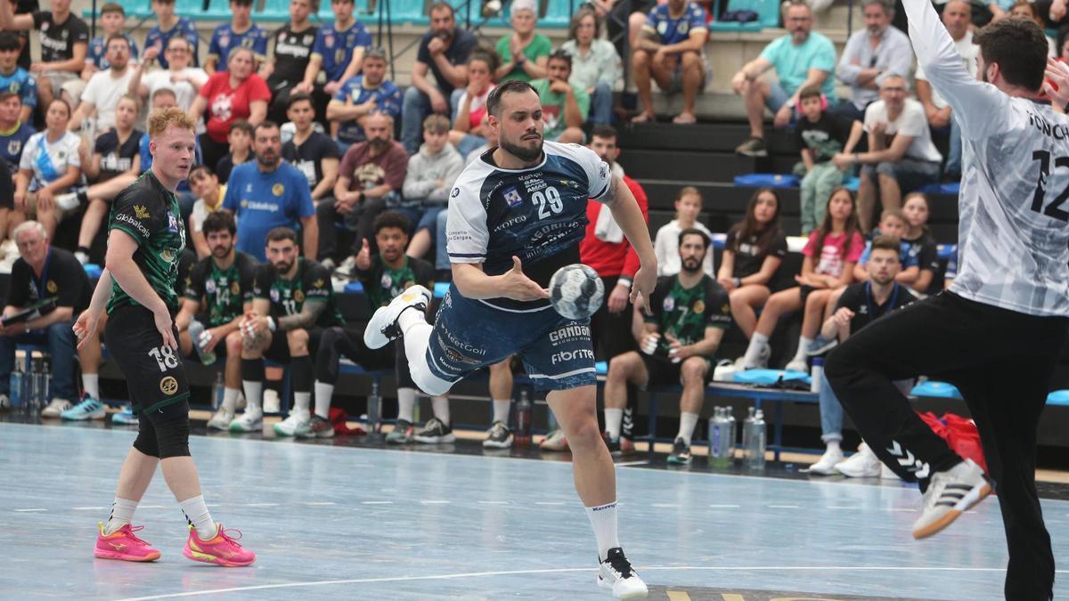 Javi García intenta un lanzamiento en el duelo entre el Frigoríficos y el Rebi Cuenca.