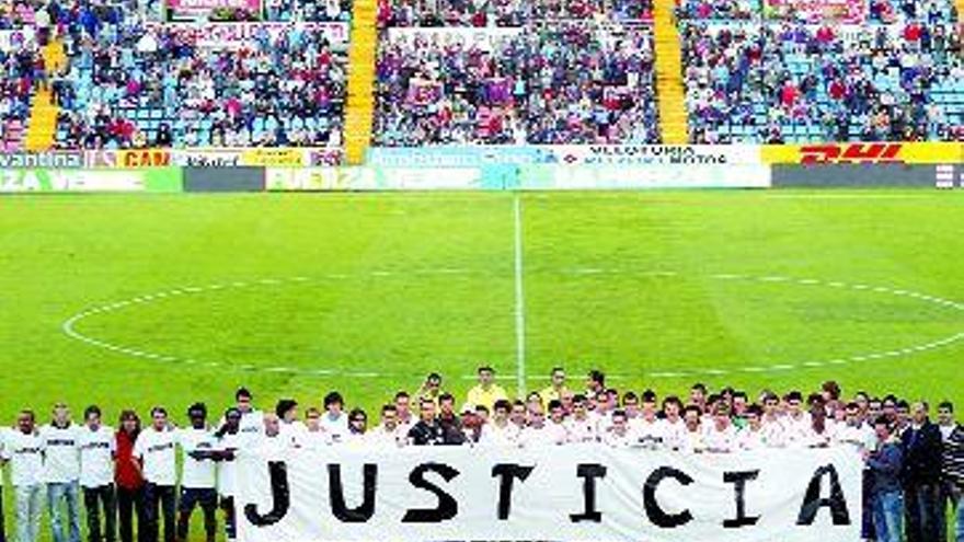 Los jugadores del Levante, durante una de sus protestas. / Efe