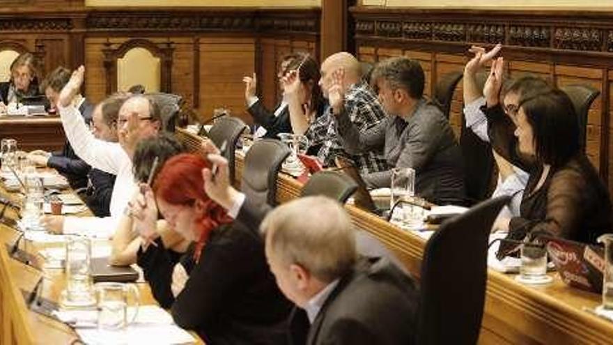 Ediles de las tres formaciones de la izquierda en una votación.